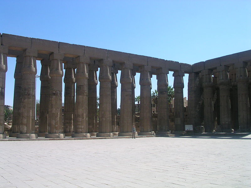 Взгляд с Нила на Луксорский храм.