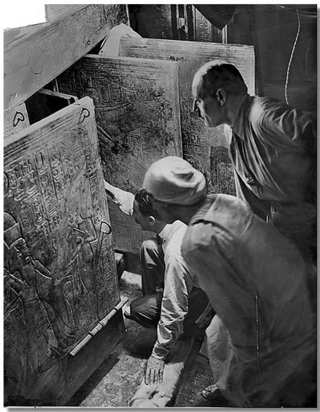Говар Картер в гробнице Тутанхамона