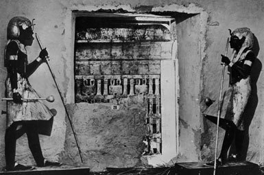 Гробница Тутанхамона. Две статуи охраняют вход во внутреннюю камеру.